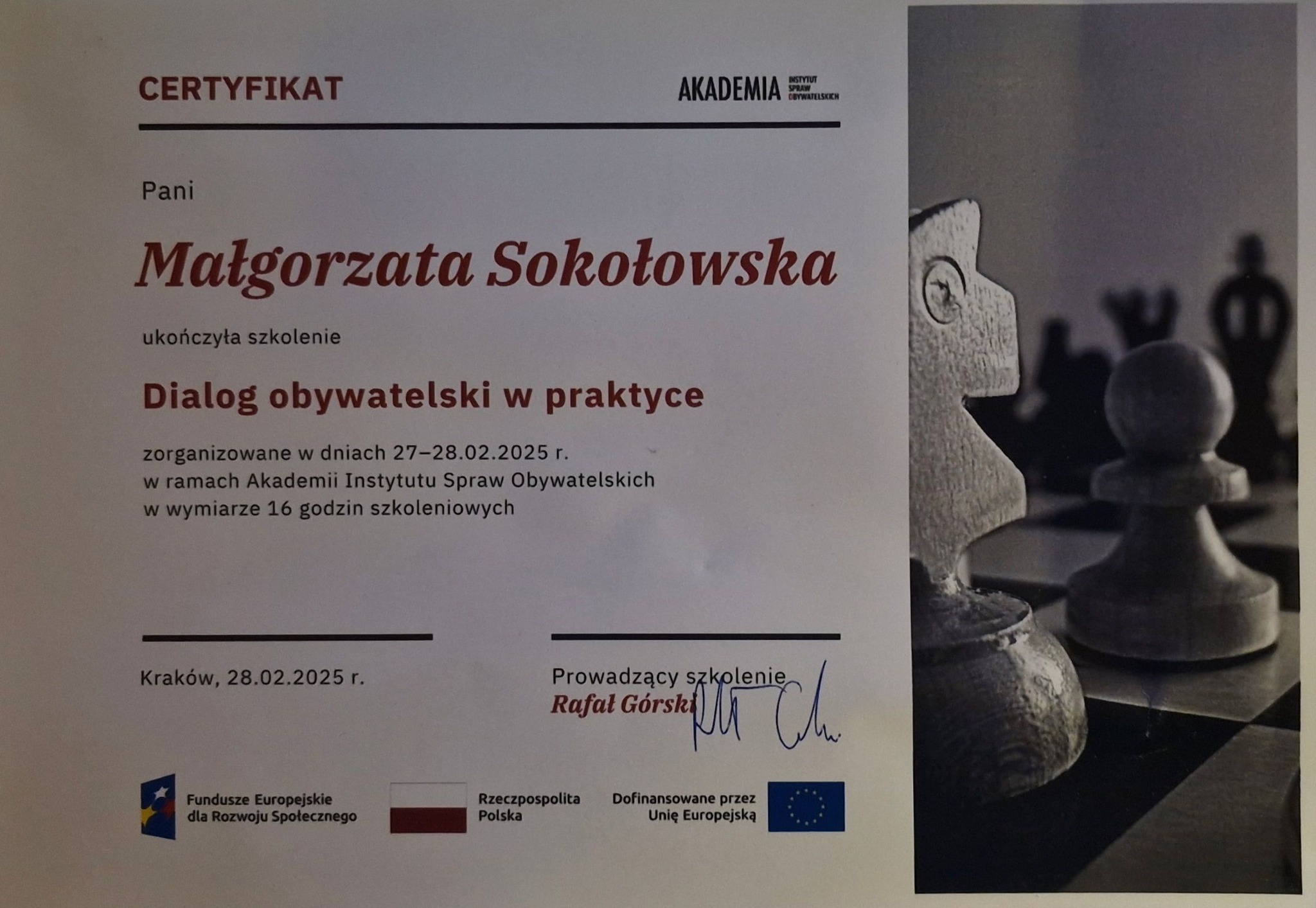Certyfikat ukończenia szkolenia 'Dialog obywatelski w praktyce' dla Małgorzaty Sokołowskiej, wydany przez Akademię Instytutu Spraw Obywatelskich, z elementami szachowymi.