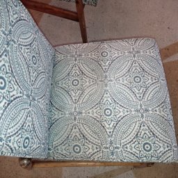 Czyste Meble Alex - Krzesło z tapicerką w etniczne wzory, odświeżone po czyszczeniu. Widok z góry ukazuje detale wzoru i drewnianą konstrukcję. Jasna kolorystyka.