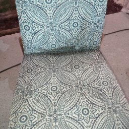 Czyste Meble Alex - Wyczyszczone krzesło z tapicerką w biało-turkusowe wzory kwiatowe i geometryczne, po profesjonalnym praniu. Widoczny efekt odświeżenia kolorów i usunięcia zabrudzeń.