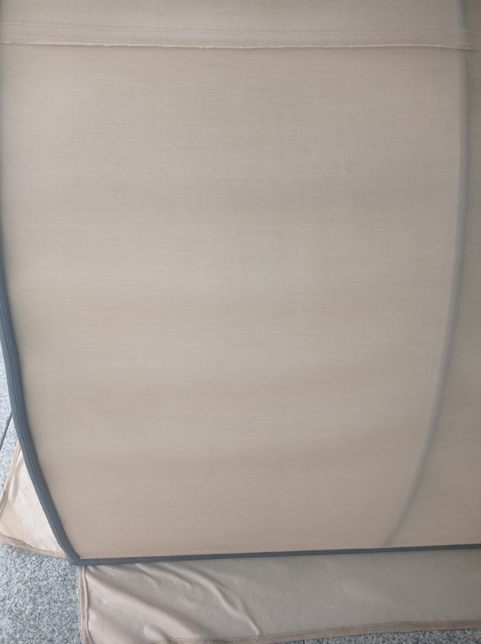 Beżowa tapicerka kanapy z ciemną lamówką, widoczna z bliska, po procesie czyszczenia. Delikatna faktura materiału, jasne oświetlenie, czysty i odświeżony wygląd.