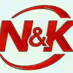 Czerwone logo 'N&K' z grafiką w stylu akwareli na białym tle. Logo zawiera duży ampersand (&) między literami N i K, a całość otoczona jest czerwoną obwódką.