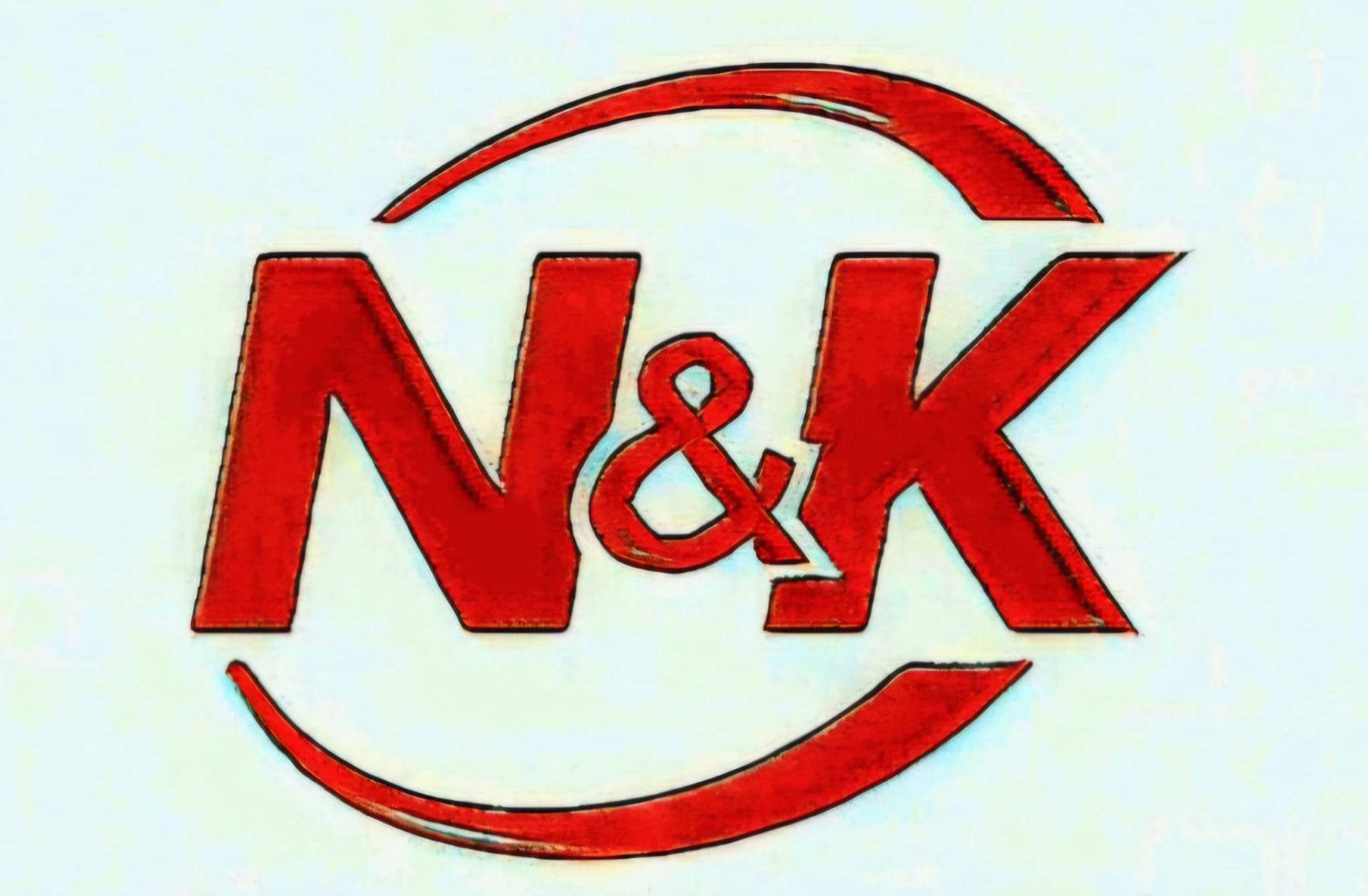 Czerwone logo 'N&K' z grafiką w stylu akwareli na białym tle. Logo zawiera duży ampersand (&) między literami N i K, a całość otoczona jest czerwoną obwódką.