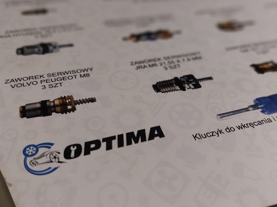 Katalog z zaworkami serwisowymi do klimatyzacji: Volvo, Peugeot M8, JRA M6. Widoczny kluczyk do wkręcania i logo Optima. Prezentacja oferty warsztatu.