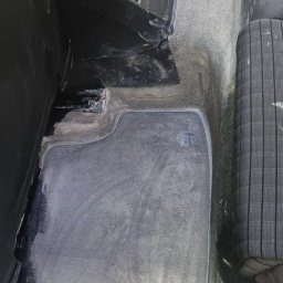 takieczyste.pl Rafał Sujecki - Wnętrze samochodu po czyszczeniu: wyprana podłoga i dywaniki, widoczne detale fotela i nawiewu. Świeżo wyczyszczona tapicerka.