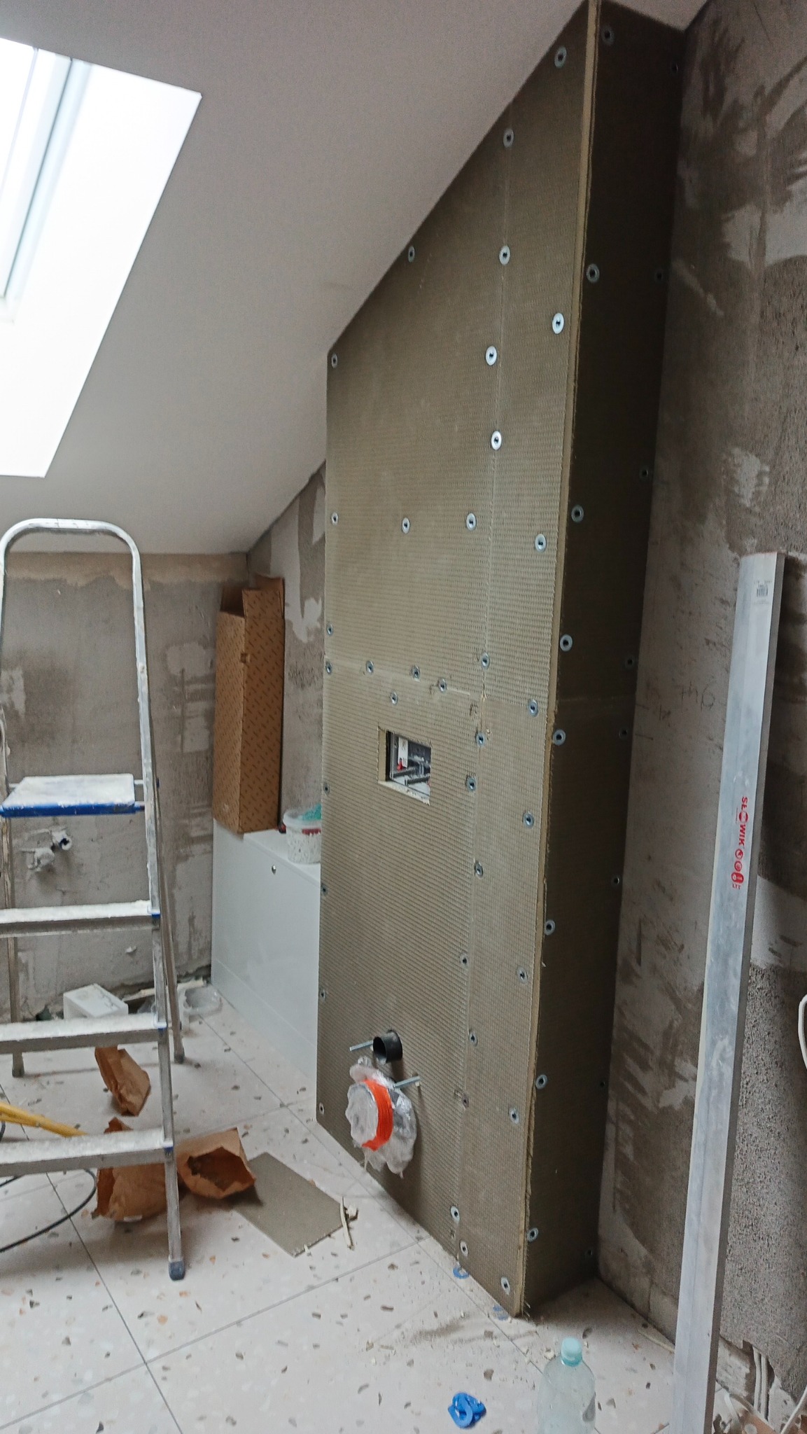 Zabudowa stelażu podtynkowego plytą budowlaną