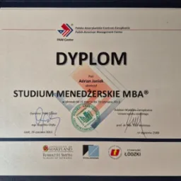 Dyplom ukończenia Studium Menedżerskiego MBA przez Adriana Janiaka, wydany przez Polsko-Amerykańskie Centrum Zarządzania w Łodzi, 29 czerwca 2013 r.