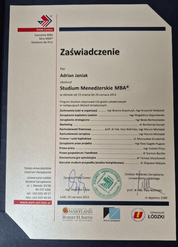 Dyplom MBA dla Adriana Janiaka z PAM Center, ukończony w 2013 roku. Dokument potwierdza ukończenie studium menedżerskiego z zakresu zarządzania strategicznego i finansów.
