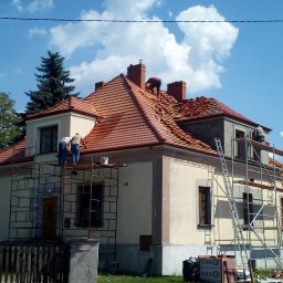 Remont dachu Plebani w miejscowości Wierzbno. 