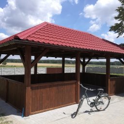 Altana ogrodowa przy sali wiejskiej w miejscowości Chruszczyny.