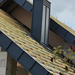 Kompleksowa budowa domu wraz z więźbą oraz pokryciem z elementami profesjonalnej blacharki PREFA