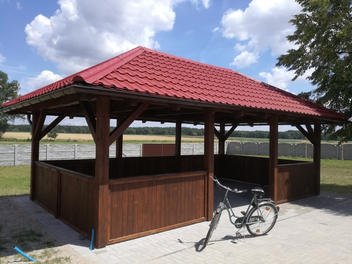 Altana ogrodowa przy sali wiejskiej w miejscowości Chruszczyny.