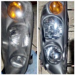 GUZI-CARS Bartosz Guz - Reflektor samochodowy przed i po renowacji. Po lewej zmatowiony, brudny, po prawej czysty, odnowiony, z połyskiem. Widoczna poprawa przejrzystości i wyglądu.