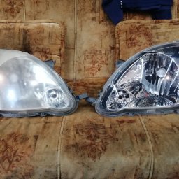 GUZI-CARS Bartosz Guz - Reflektor samochodowy przed i po czyszczeniu, widoczna różnica w przejrzystości klosza. Jeden klosz jest matowy, a drugi po renowacji jest przejrzysty.