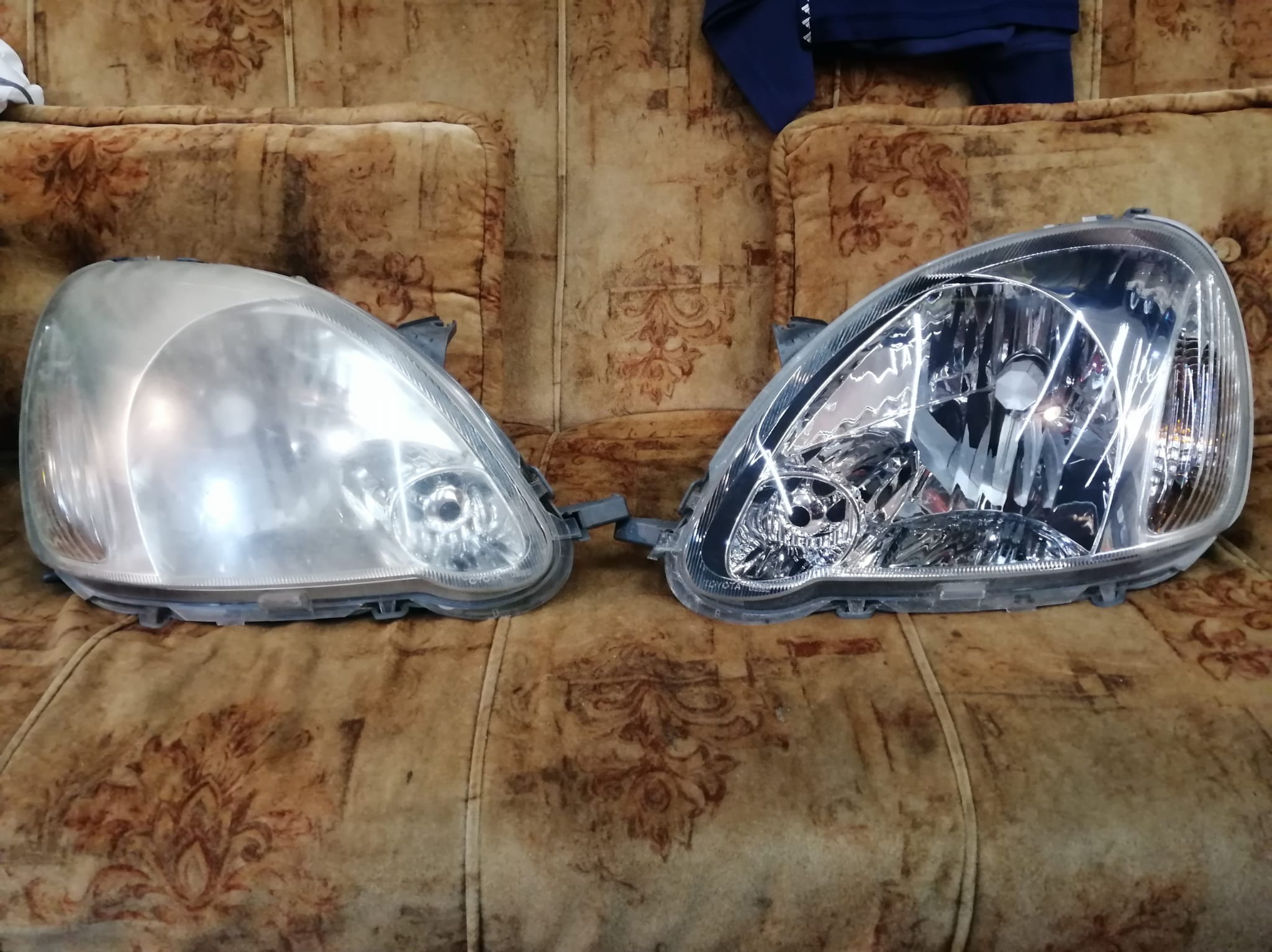 Reflektor samochodowy przed i po czyszczeniu, widoczna różnica w przejrzystości klosza. Jeden klosz jest matowy, a drugi po renowacji jest przejrzysty.