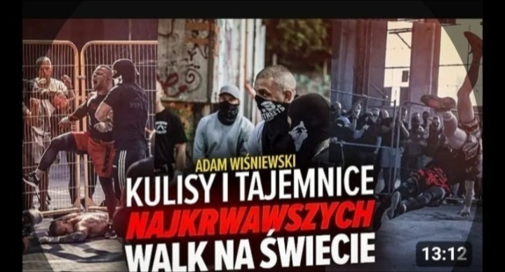 Kadr z nagrania walki: zawodnicy w akcji, jeden leżący na ziemi, publiczność za metalowymi barierkami, napis 'Kulisy i tajemnice najkrwawszych walk na świecie'.