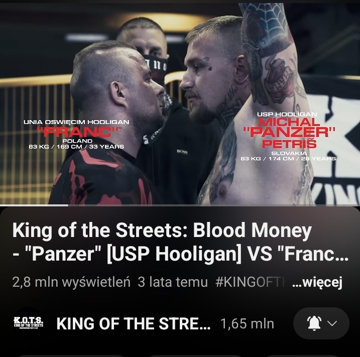 Zbliżenie na dwóch zawodników sportów walki, twarzą w twarz przed walką, widoczne tatuaże i napisy z danymi zawodników nałożone na obraz.