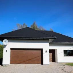 Nowoczesny dom z białą elewacją, brązową bramą garażową i dachem z czarnej dachówki. Widoczna antena satelitarna i numer domu '64'.