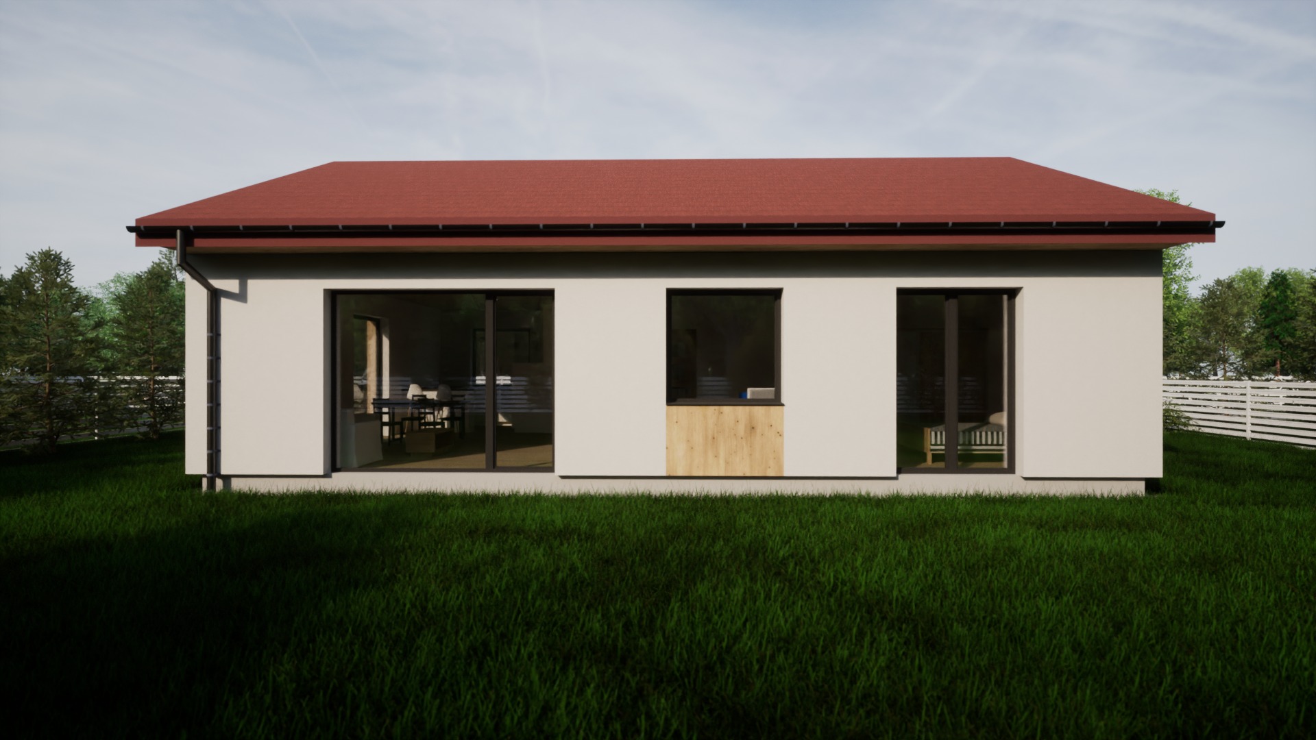 Parterowy dom z czerwonym dachem, dużymi oknami i drewnianym panelem pod jednym z okien, otoczony zielonym trawnikiem i ogrodzeniem w tle.