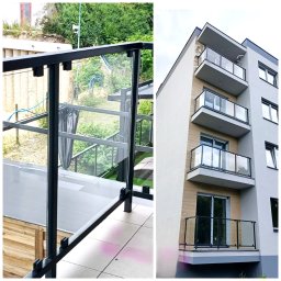 Zakład Szklarski Roman Lizoń - Nowoczesna balustrada balkonowa ze szkła i czarnego metalu na tle zieleni i budynku wielorodzinnego. Kontrastujące ujęcia z bliska i daleka.