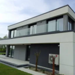 Balustrada cal oszklana, szkło osadzone w profilu aluminiowym.