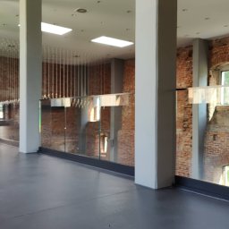 Balustrada casłoszklane, szkło montowane w profilu aluminiowym.