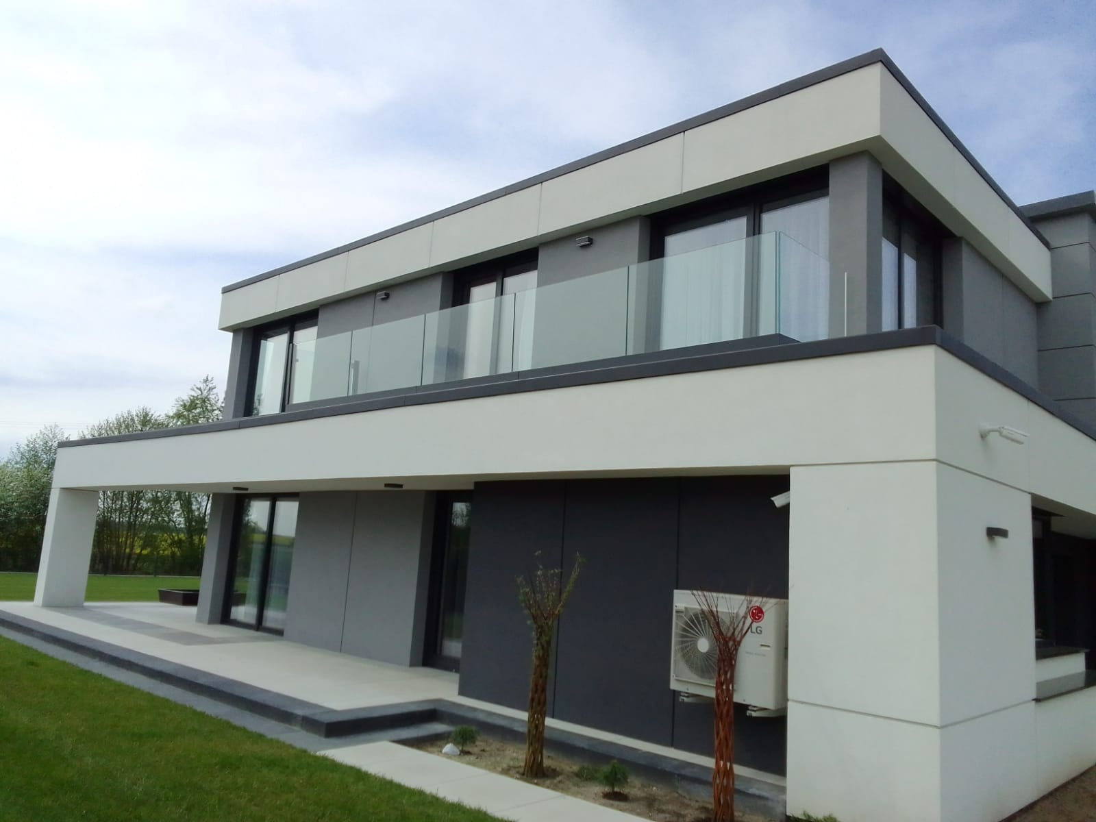 Balustrada cal oszklana, szkło osadzone w profilu aluminiowym.