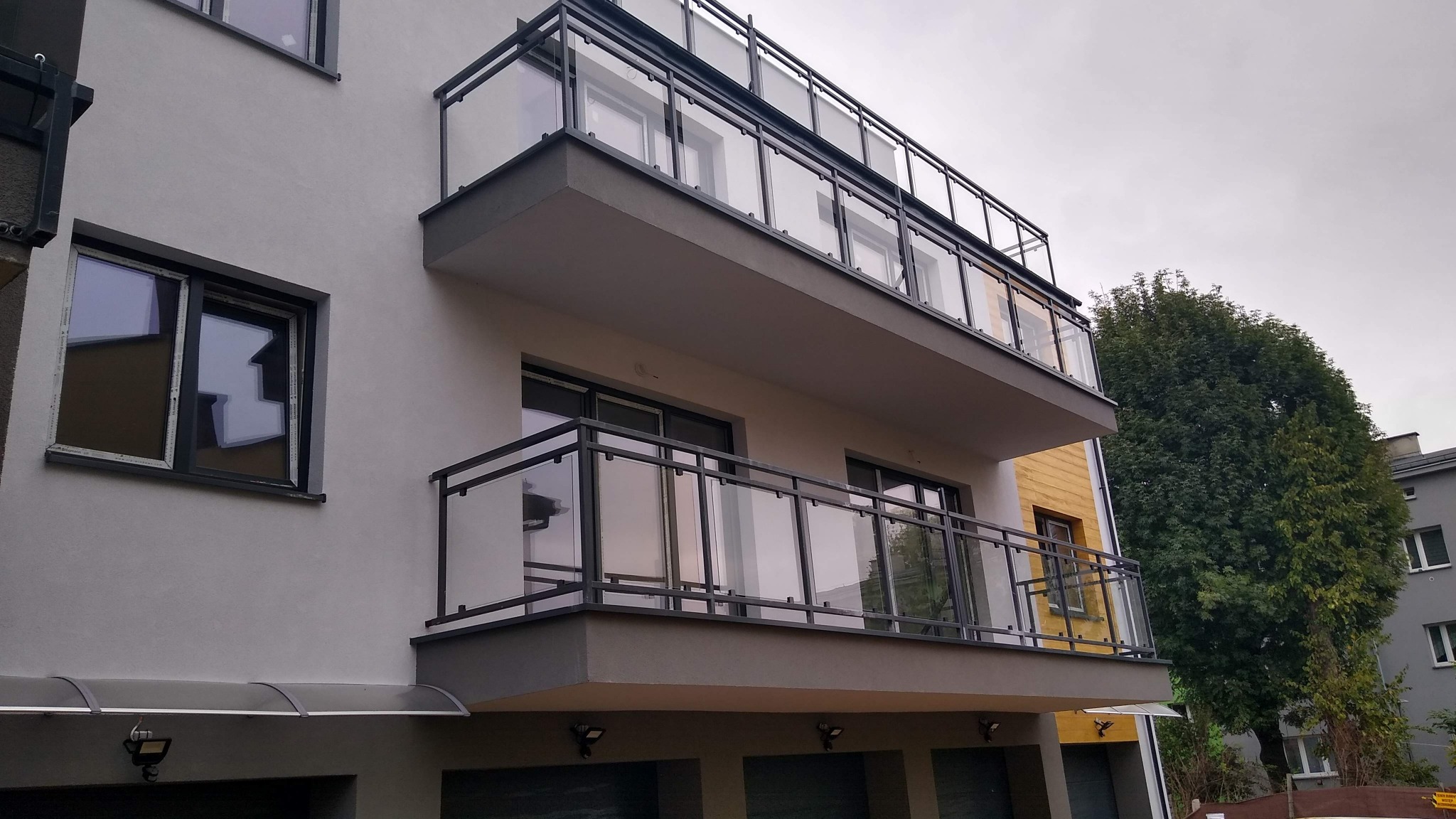 Balustrady stalowo szklane.