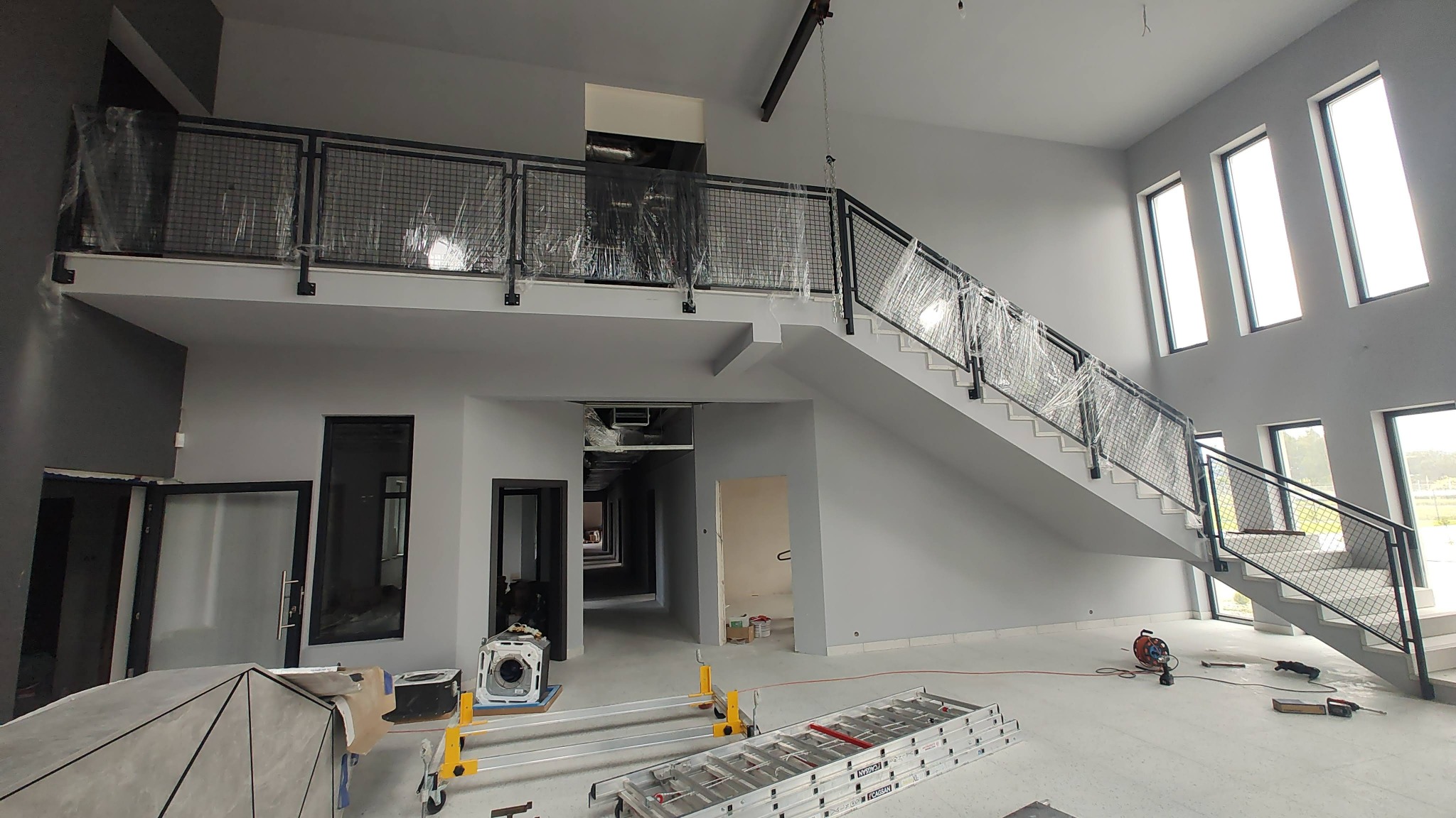 Balustrady stalowe z wypełnieniem siatką.