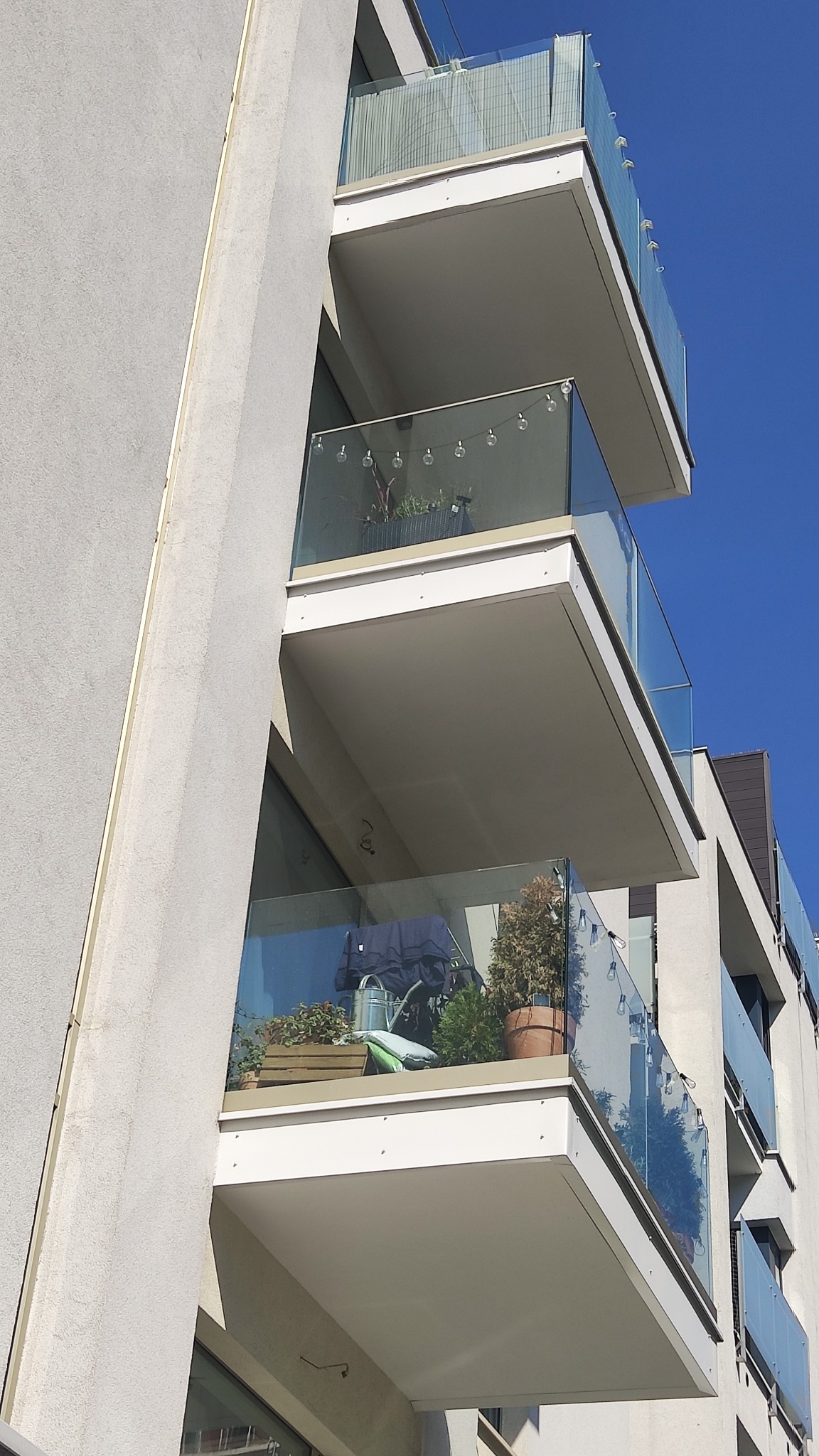 Balustrady całoszklane, montowane w profilu aluminiowym na podkonstrukcji stalowej ocynkowanej.