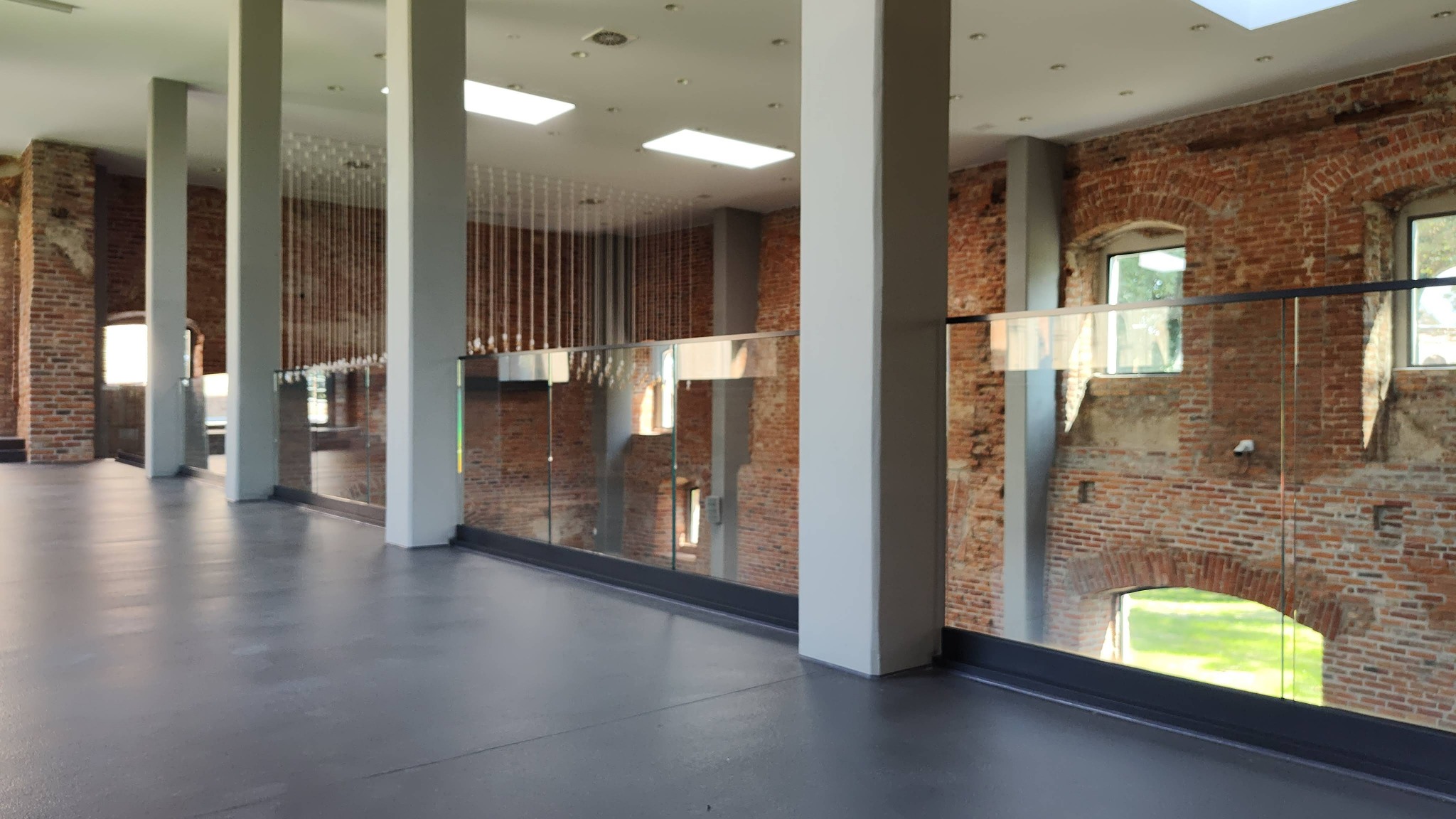 Balustrada casłoszklane, szkło montowane w profilu aluminiowym.