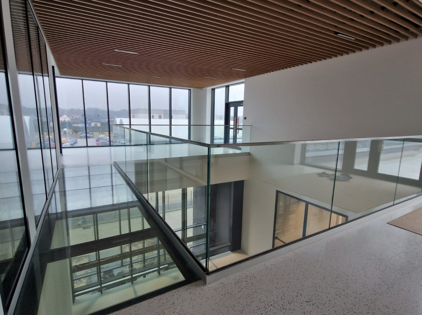 Balustrada i podłoga szklane.