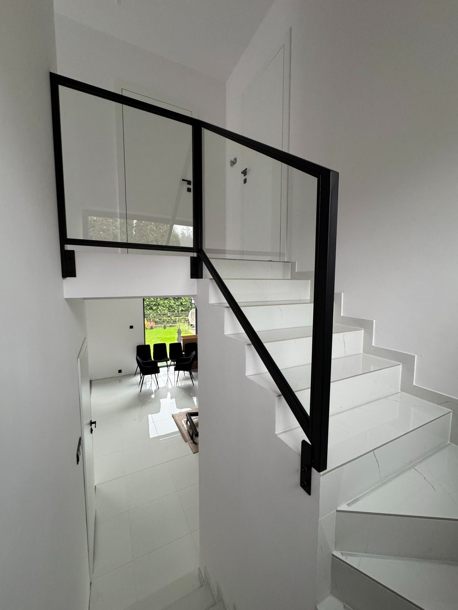 Balustrada stalowa z szybą.