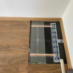 Montaż foli pod panelem podłogowym