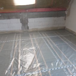 Zamontowane folie, przygotowane pod wylewkę.