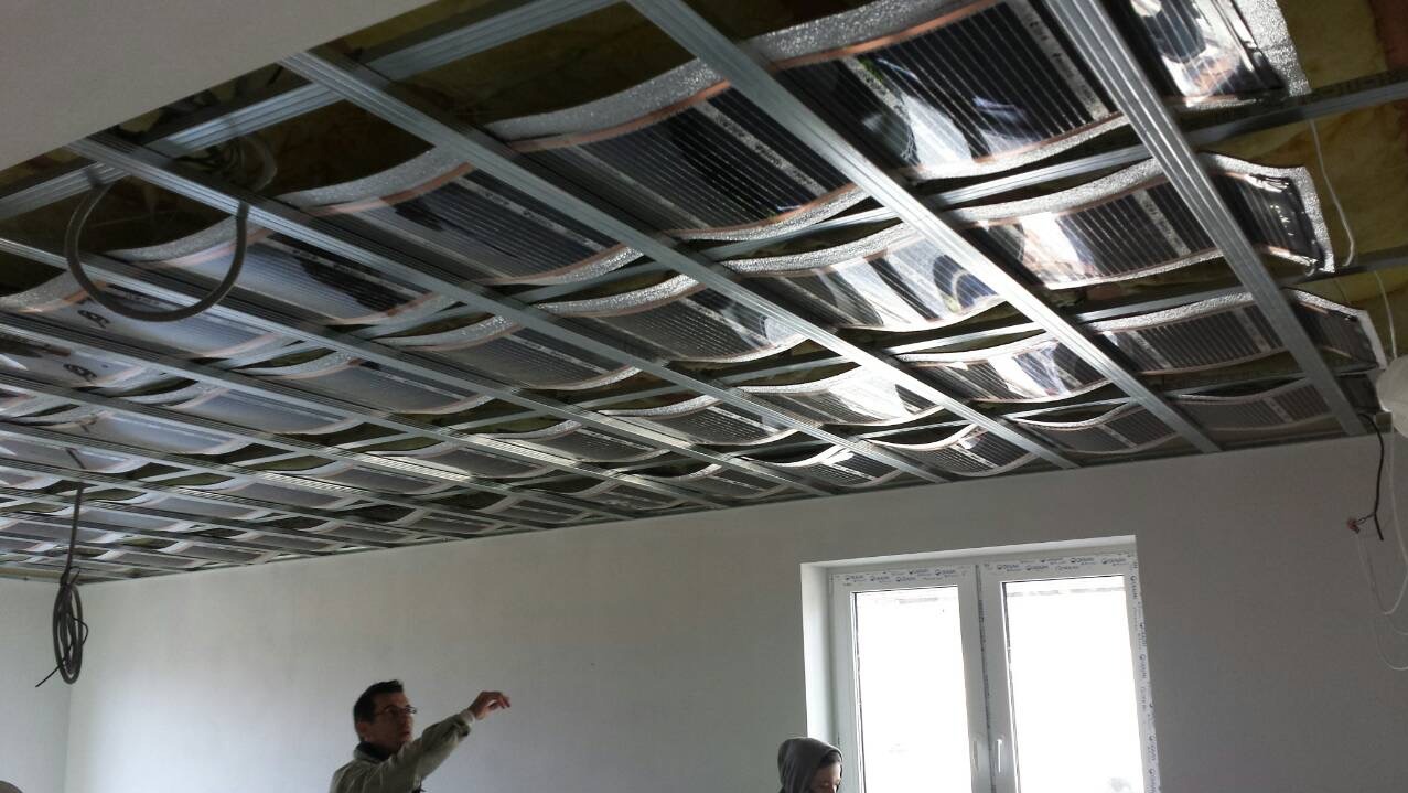 Montaż folii grzewczej Maxeco na suficie.