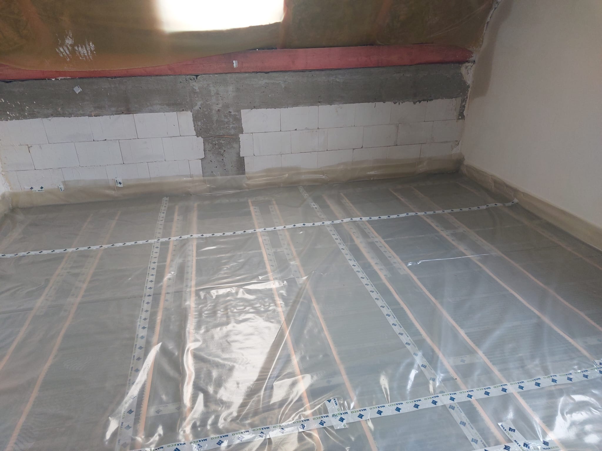 Zamontowane folie, przygotowane pod wylewkę.