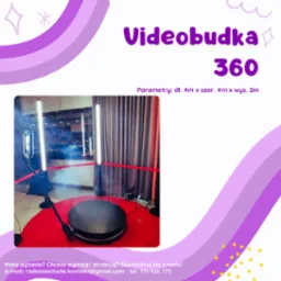 Videobudka 360 na czerwonym dywanie, oświetlona lampami LED, z szarymi zasłonami w tle. Widoczne parametry: długość i szerokość 4m, wysokość 2m.