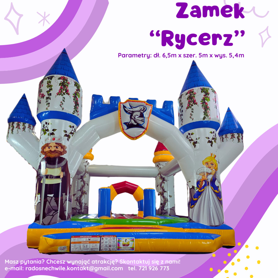 Nadmuchiwany zamek 'Rycerz' w kolorach białym, niebieskim, żółtym i czerwonym, z wizerunkami króla i królowej na wieżach, oraz herbem z rycerzem, widoczny na białym tle z fioletowymi elementami...