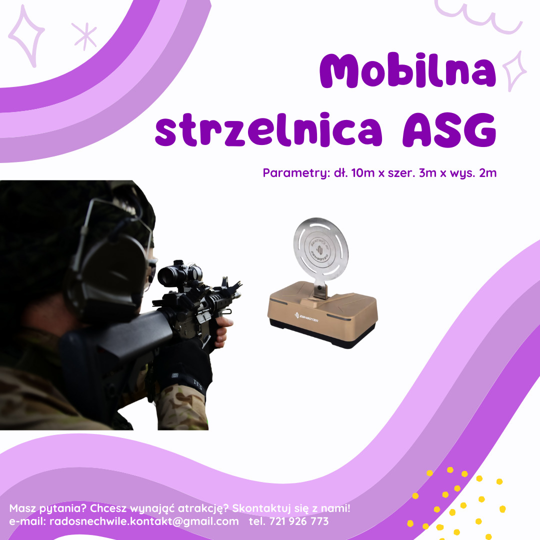 Mężczyzna w mundurze celuje z karabinu ASG w elektroniczną tarczę; prezentacja mobilnej strzelnicy.