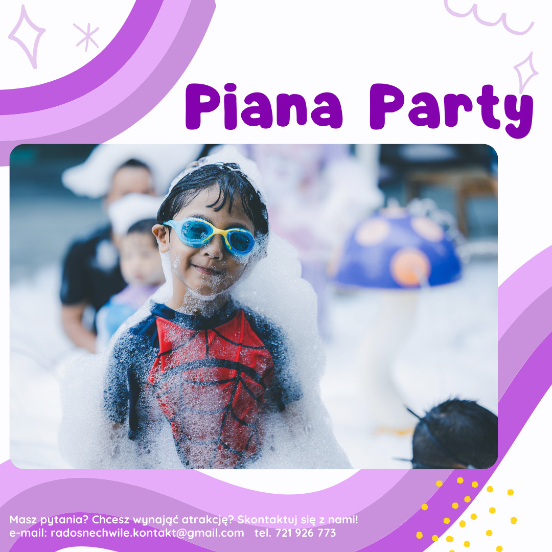 Uśmiechnięty chłopiec w okularach pływackich, zanurzony w pianie podczas Piana Party, w tle dekoracja w kształcie muchomora.