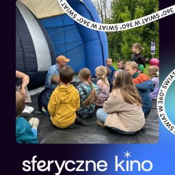 👨‍🏫 Magia zaczyna się od opowieści...
Zanim wejdziemy do kopuły, budujemy atmosferę i rozpalamy wyobraźnię. To czas na pytania, ciekawostki i pierwsze „wow!”. Edukacja zaczyna się od rozmowy – my o tym wiemy.