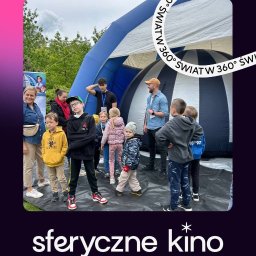 🎟️ Emocje zaczynają się już przed wejściem!
Każdy nasz pokaz budzi ciekawość, ekscytację i radość – dzieci nie mogą się doczekać, co je czeka w środku. A my kochamy ten moment oczekiwania i uśmiechów.