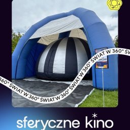 🎪 Gotowi na magię?
Nasza mobilna kopuła zachwyca nie tylko technologią, ale też formą! Wystarczy kawałek terenu, by stworzyć centrum fascynującej edukacji i rozrywki. Przyciąga wzrok z daleka i zostaje w pamięci na długo.