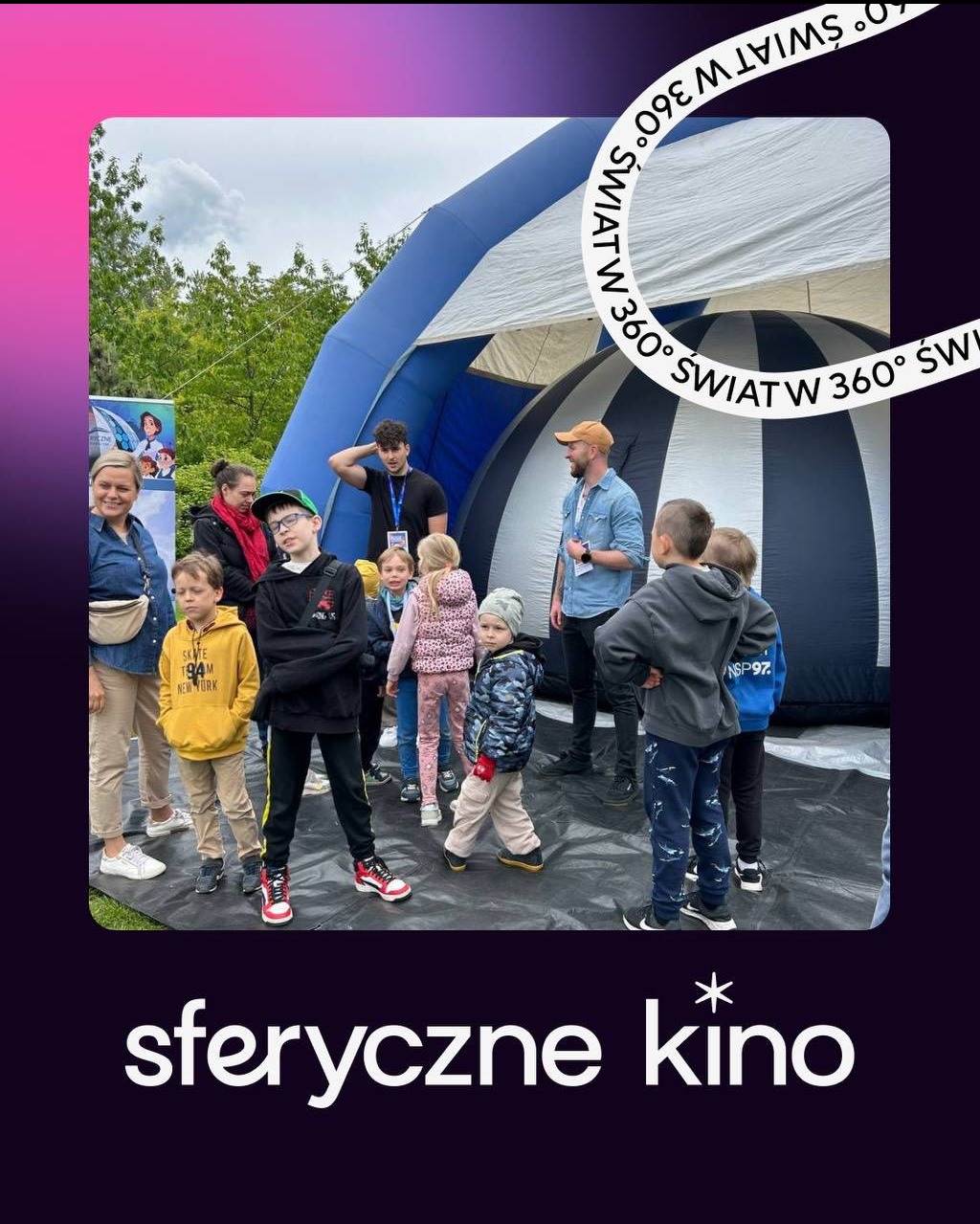Grupa dzieci i dorosłych przed wejściem do sferycznego kina plenerowego. Dzieci w różnym wieku, w tle obsługa kina i namiot sferyczny z napisem 'Świat w 360 stopni'.