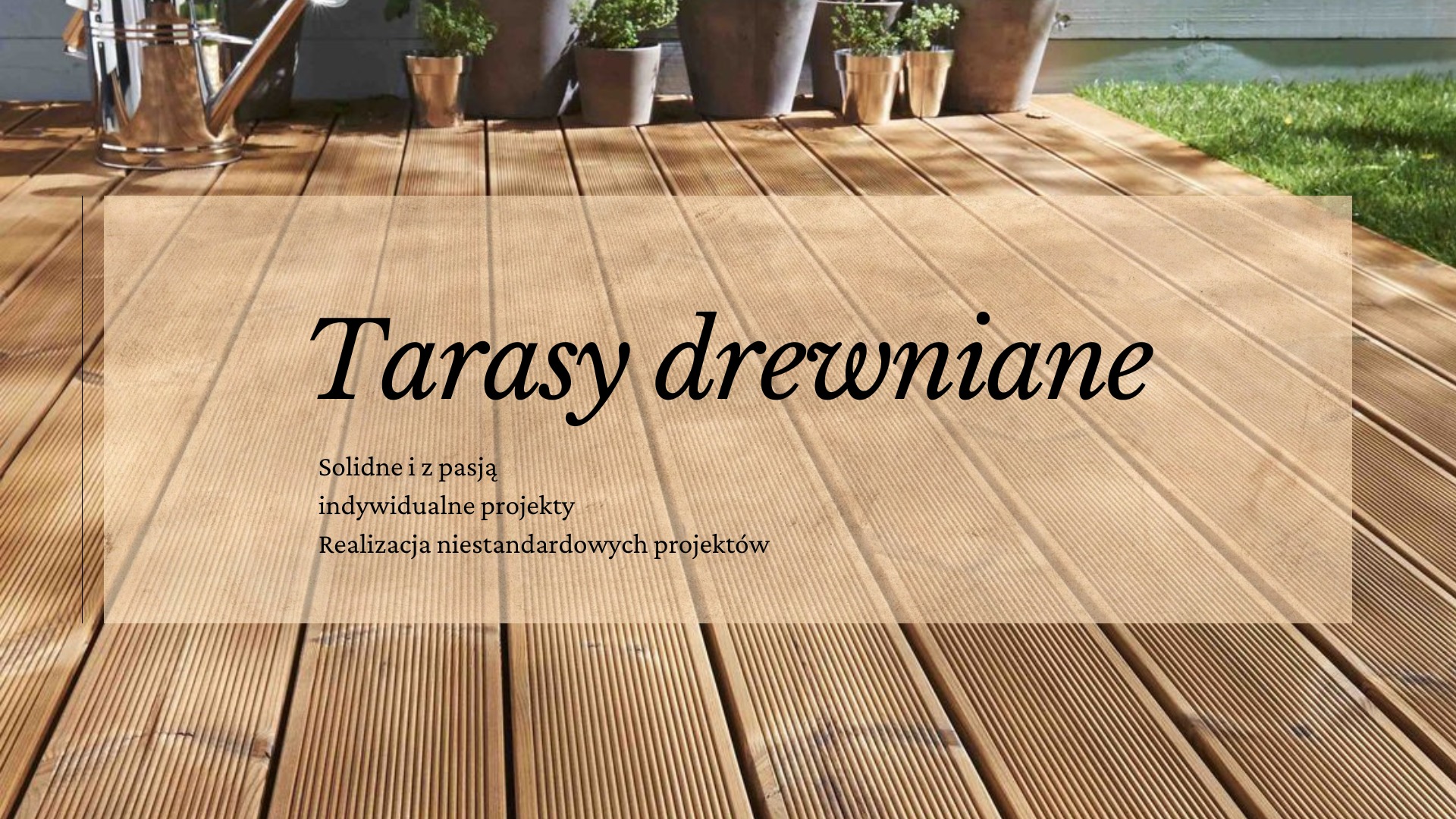 Jasny taras z desek ryflowanych, z metalową konewką i doniczkami z ziołami w tle, oświetlony słonecznym światłem.