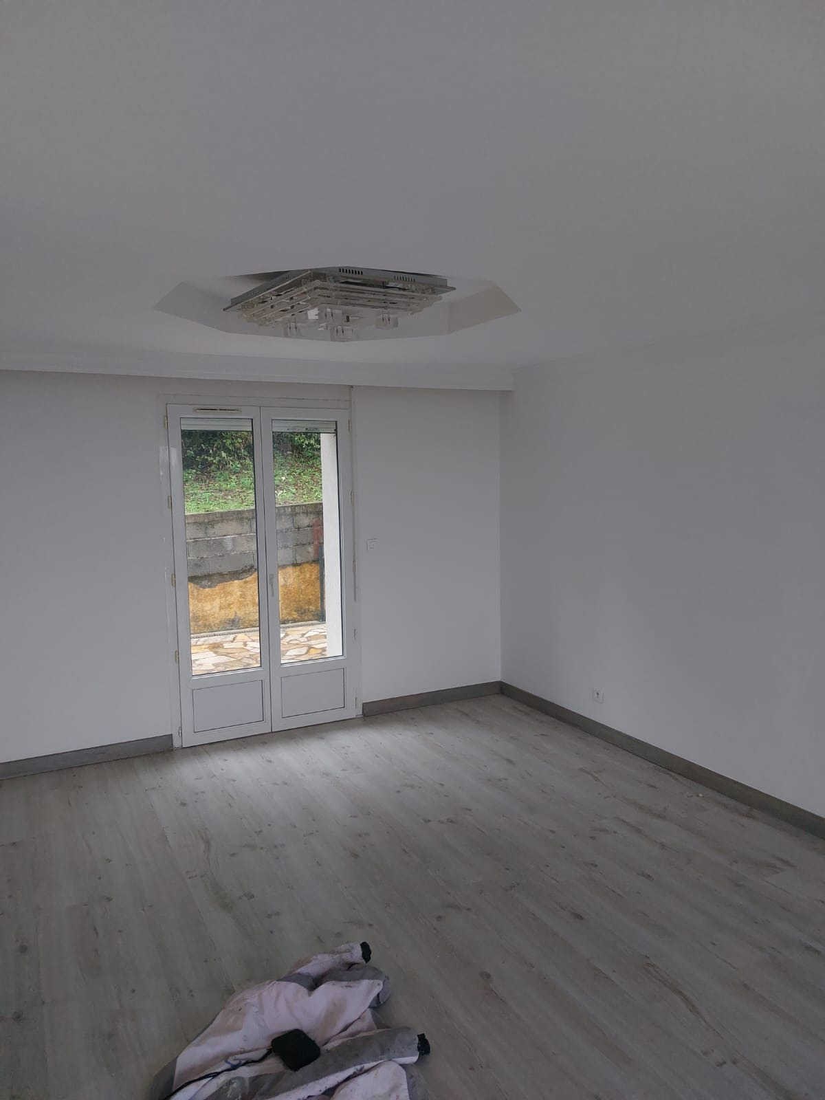 remont w domu jednorodzinnym(panele , ściany i sufity plus kamień na ścianie