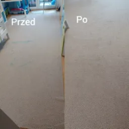 Dywan w pokoju dziecięcym, widok z góry, podzielony na dwie części: 'Przed' z plamami po długopisach i 'Po' czysty, po profesjonalnym praniu.