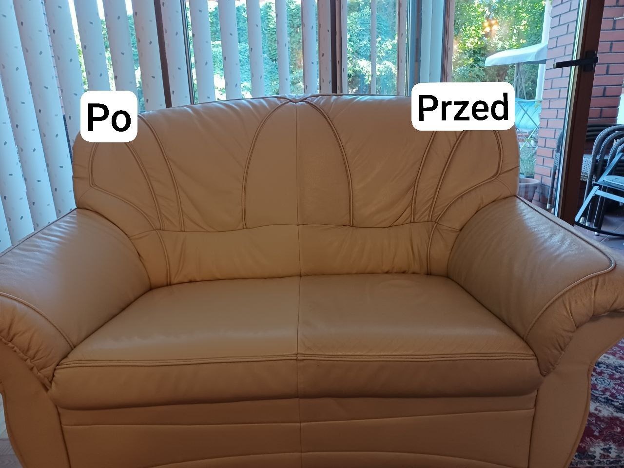 Skórzana kanapa w odcieniach beżu, z widocznym efektem czyszczenia: lewa strona oznaczona jako 'Po', prawa jako 'Przed', na tle okna z zasłonami.