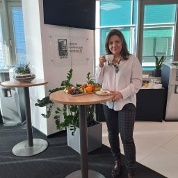 Szkolenie Zarządzanie produktem i cykl życia produktu Akademia Marketingu KFK. Trenerka szkolenia podczas przerwy kawowej.