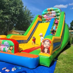 Nasza Giga Zjeżdżalnia Safari to idealne miejsce na szalone zjazdy i wspaniałą zabawę. Wciągnij swoich małych odkrywców w świat pełen emocji i radości!
Wymiary
- 9 m długość
- 6 m szerokość
- 6.5 m wysokość